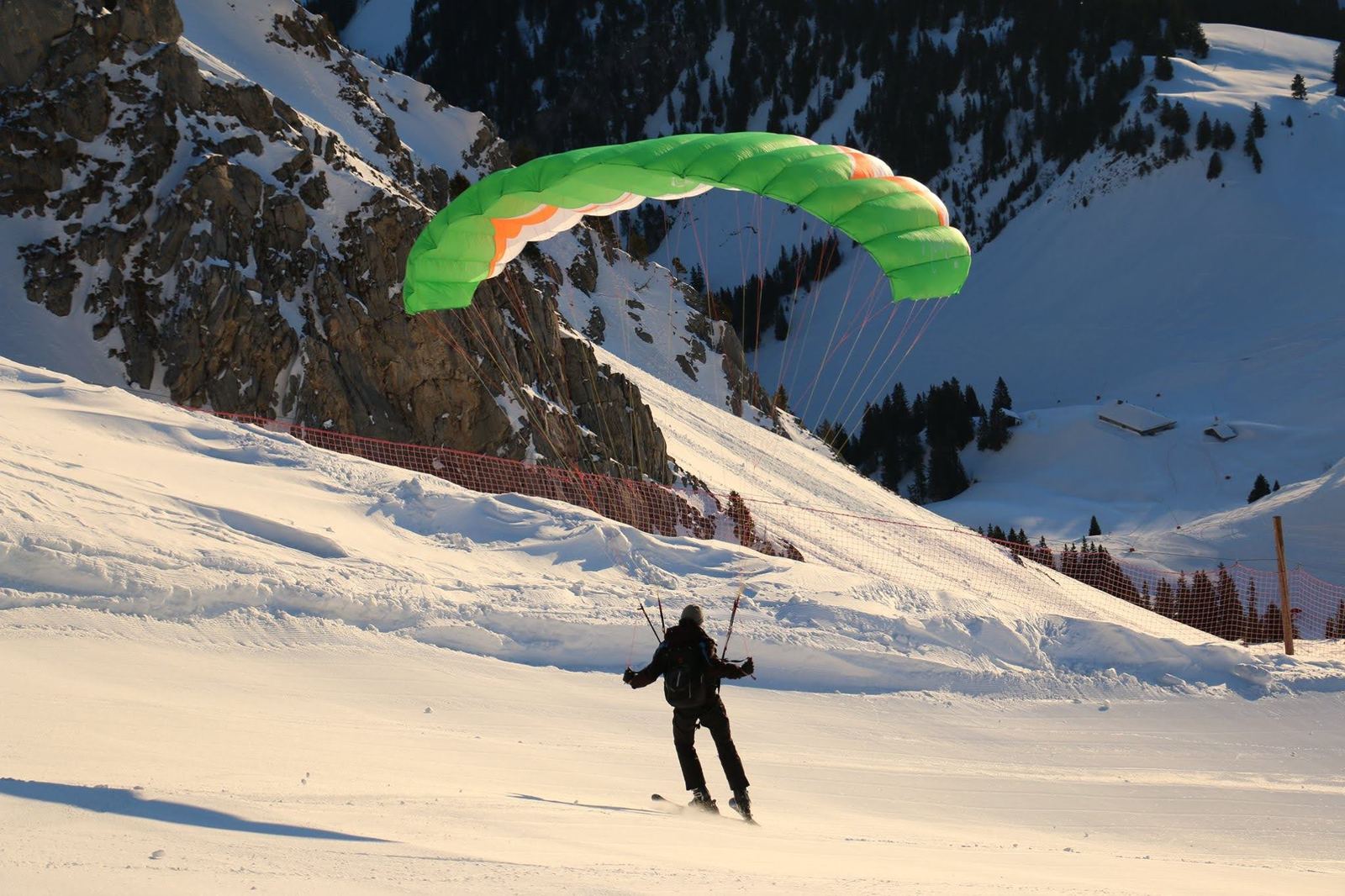 Atterrissage en speedriding sur une piste enneigée.