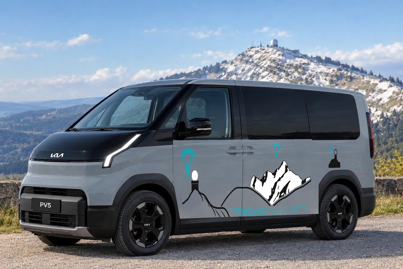 Le même van gris avec le décor final : la Dôle et le Chablais dessinés d'un trait noir, le radar, le lac en traits turquoise, le Mont-Blanc enneigé, deux parapentes turquoise et le logo à l'arrière.